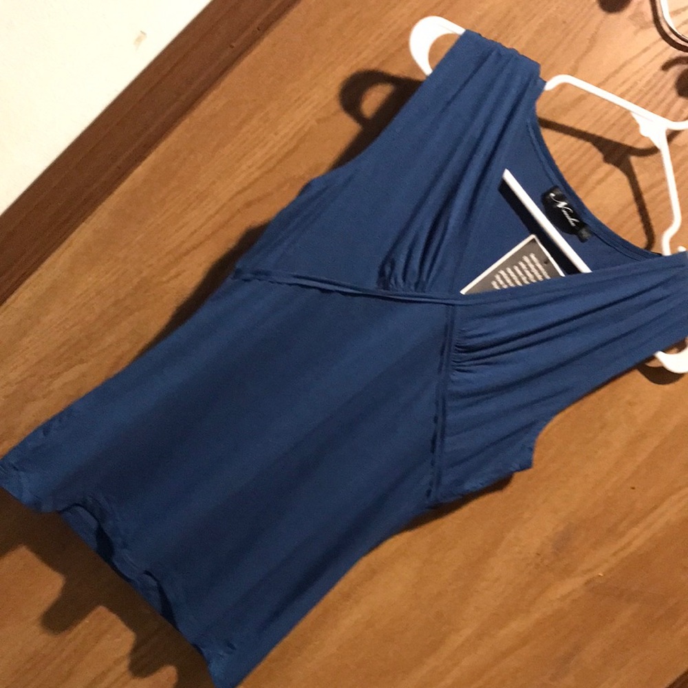Neesha M/L Sleeveless Top NWT Soft Detailed